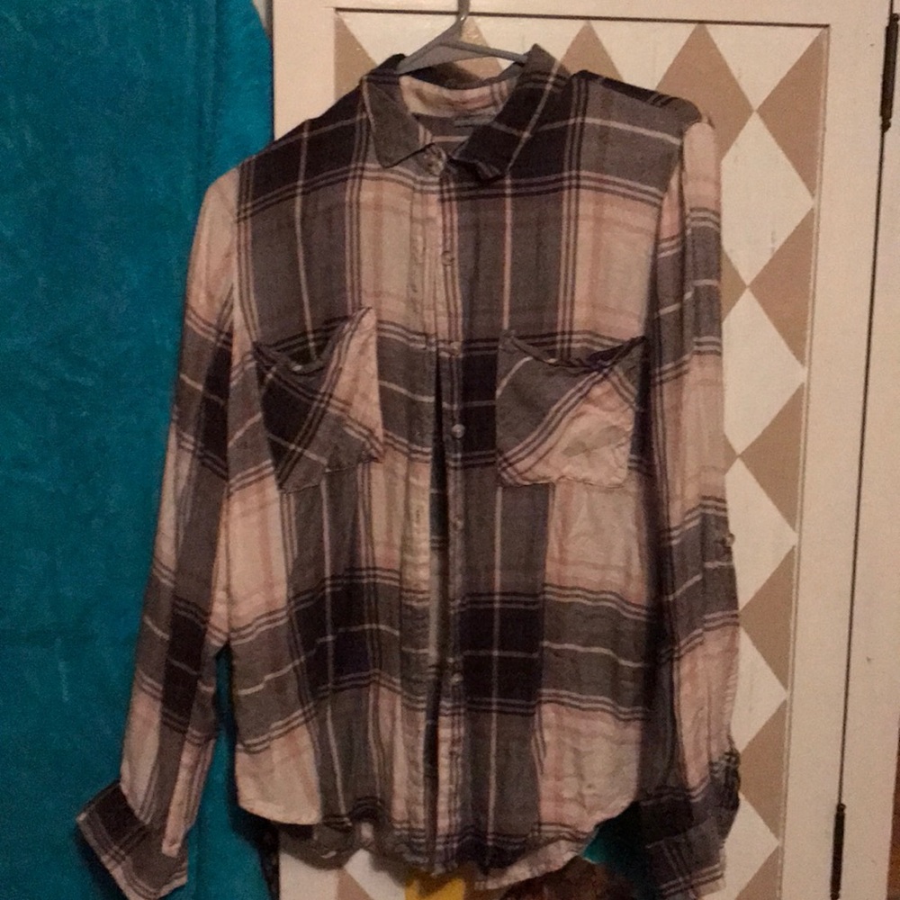 Flannel button down long sleeved shirt plaid.